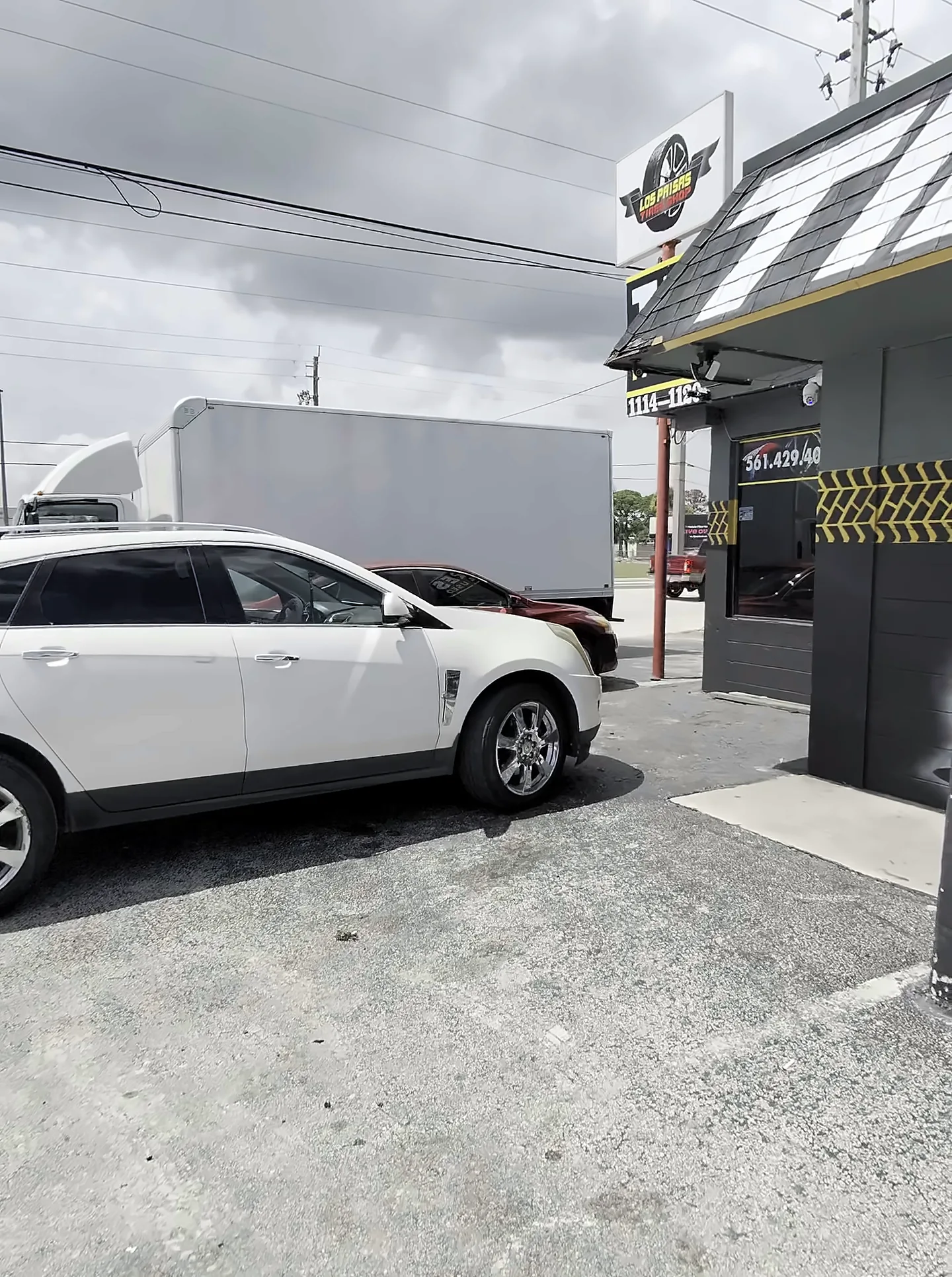 Carro de un cliente estacionado junto a la entrada del taller