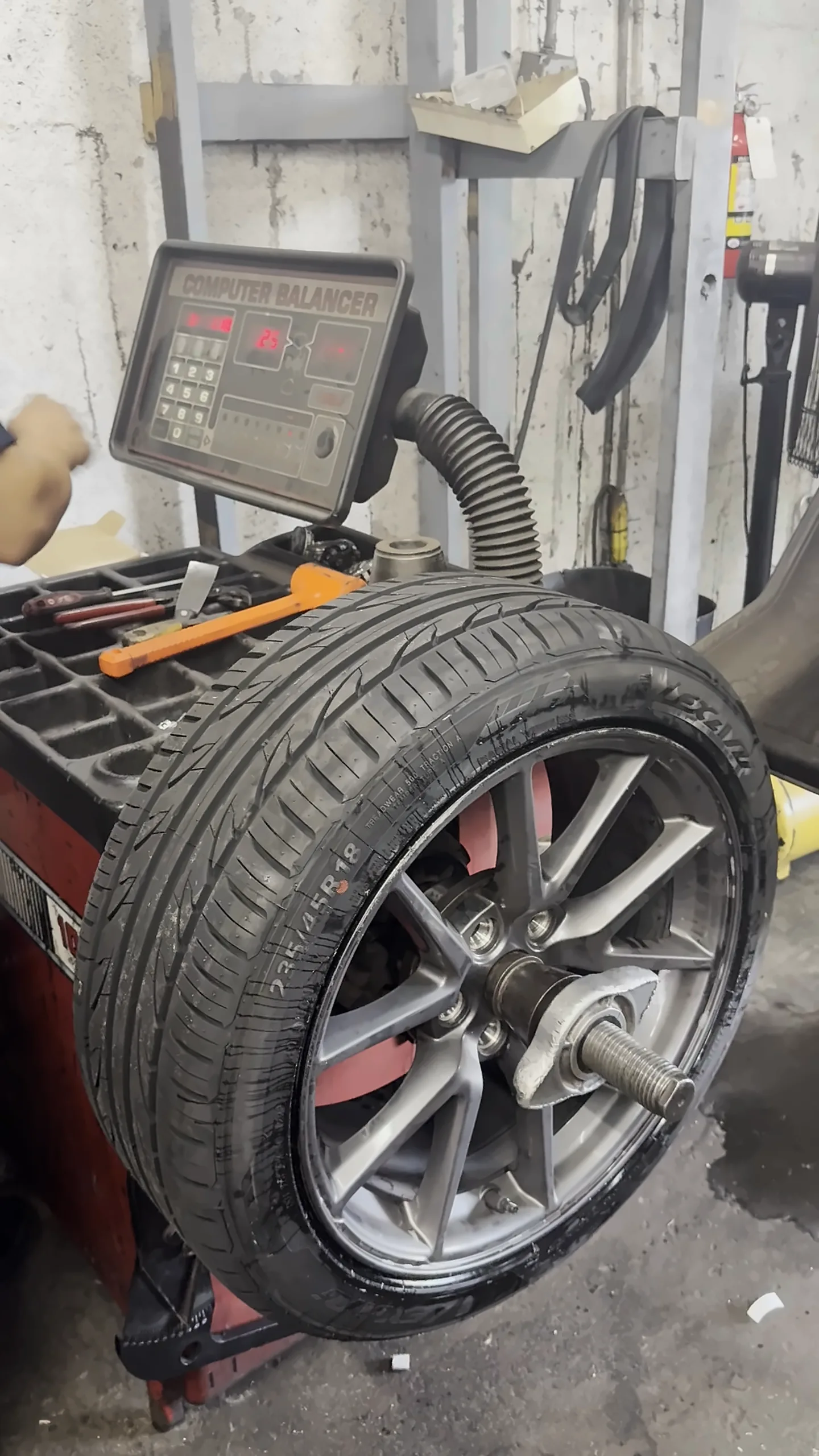 Rueda montada en la máquina de balanceo con su pantalla digital